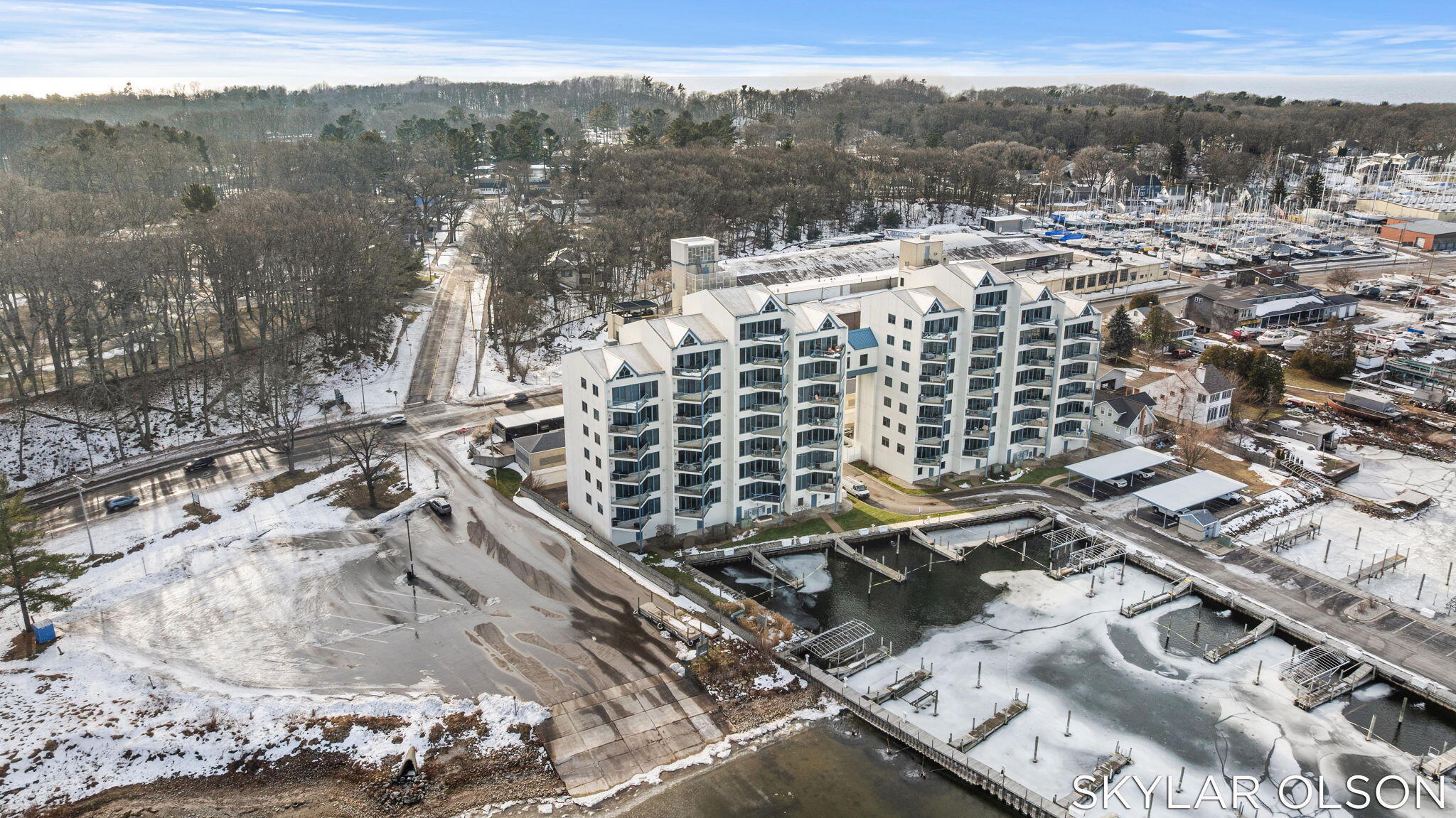 2964 Lakeshore Drive E701