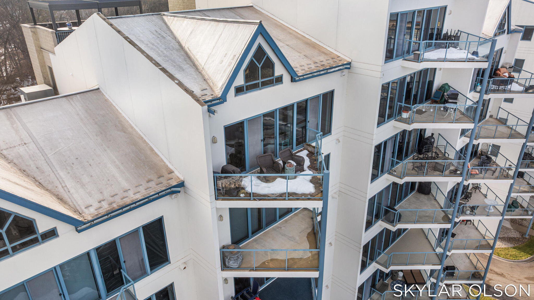 2964 Lakeshore Drive E701