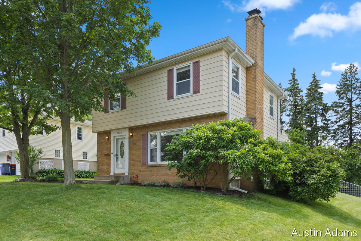 1925 Emerald Avenue NE