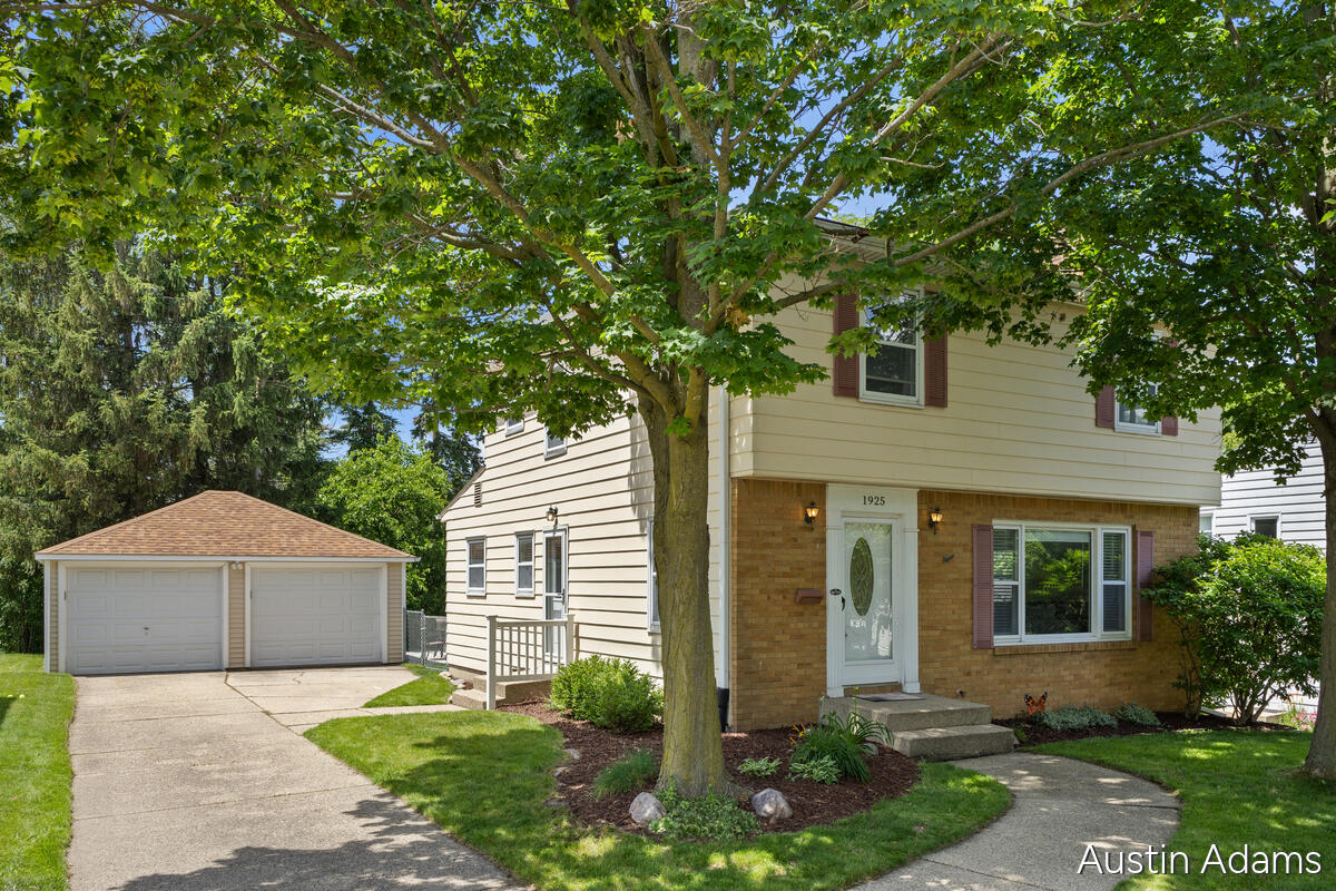 1925 Emerald Avenue NE