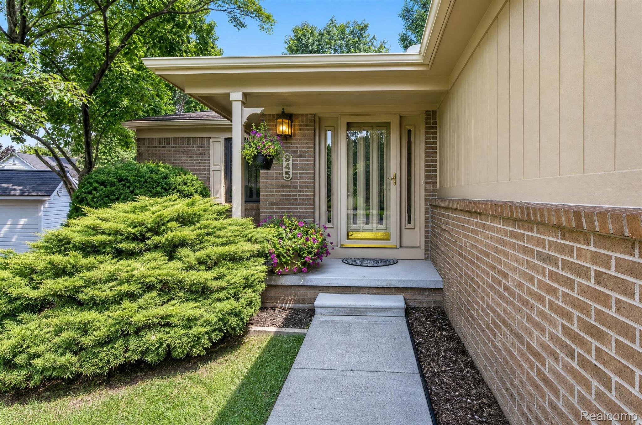 945 Devonshire Court