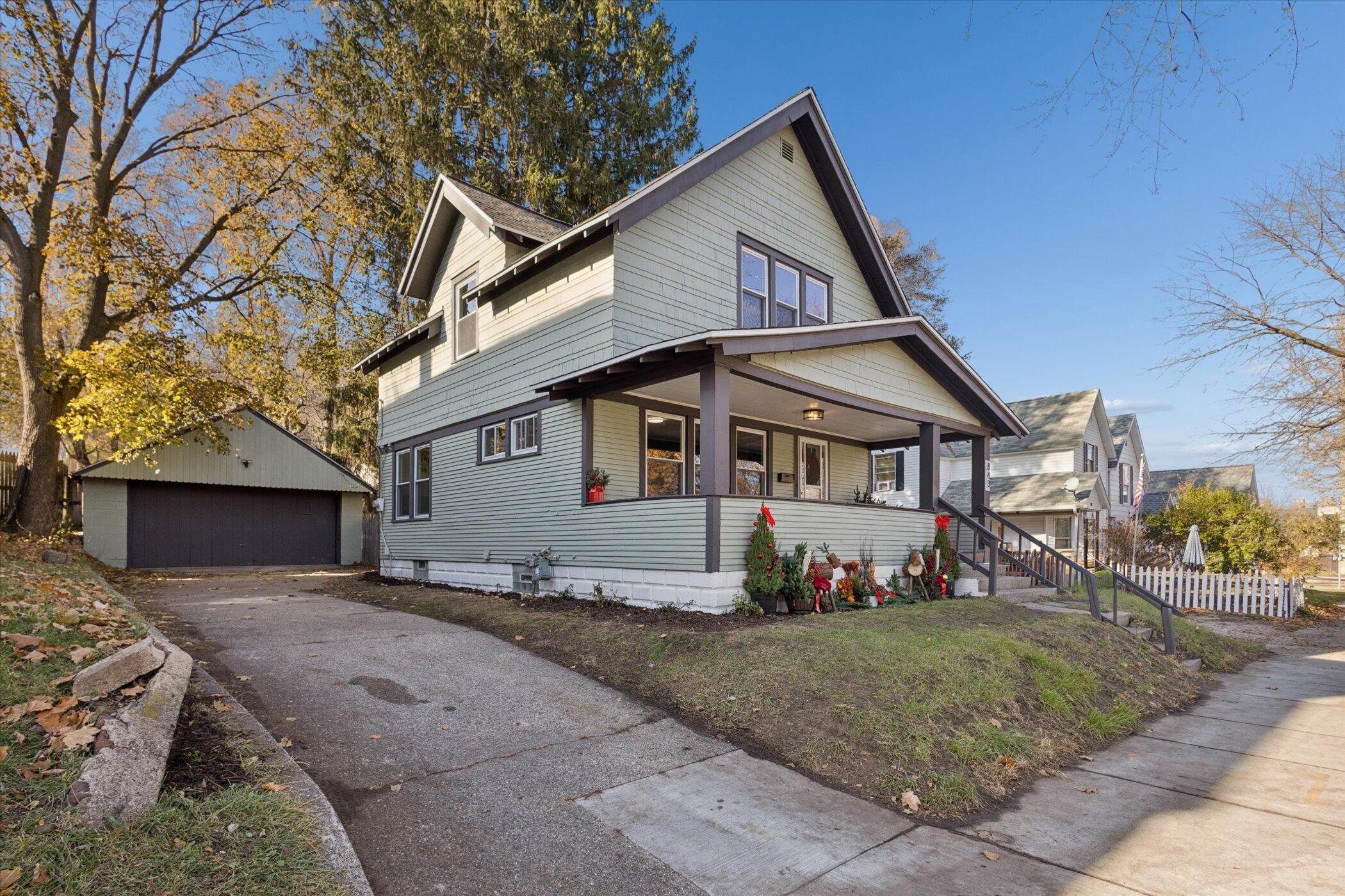 843 Clancy Avenue NE