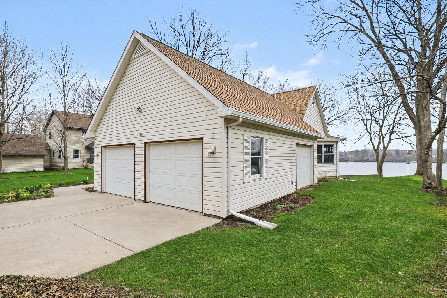 9895 Lakeview Drive