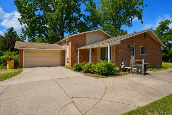 8522 HAMPTON RD, GROSSE ILE, MI 48138 - Image fa4f7e758fcedba1f404b2ec2c322781/3936493678