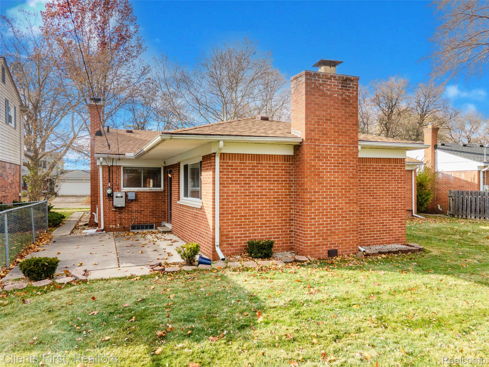 17586 Hillcrest Street