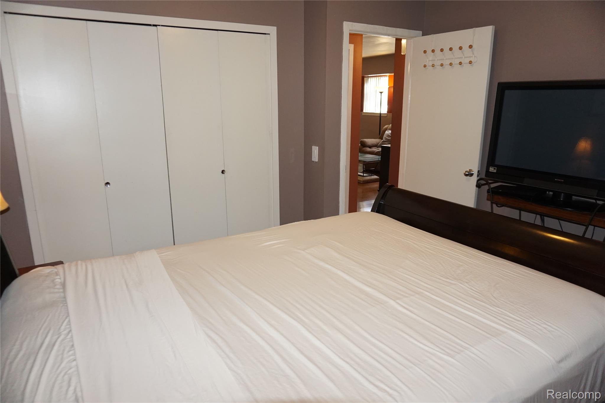 Farmington Hills City, Michigan 48334, United States, 2 Bedrooms Bedrooms, ,1 BathroomBathrooms,Residential,Active,231787