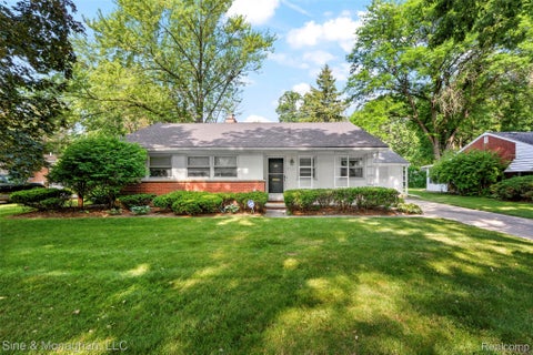 Photo of 27651 Red Leaf Ln, Southfield City, MI 48076 (MLS # 20261026942)