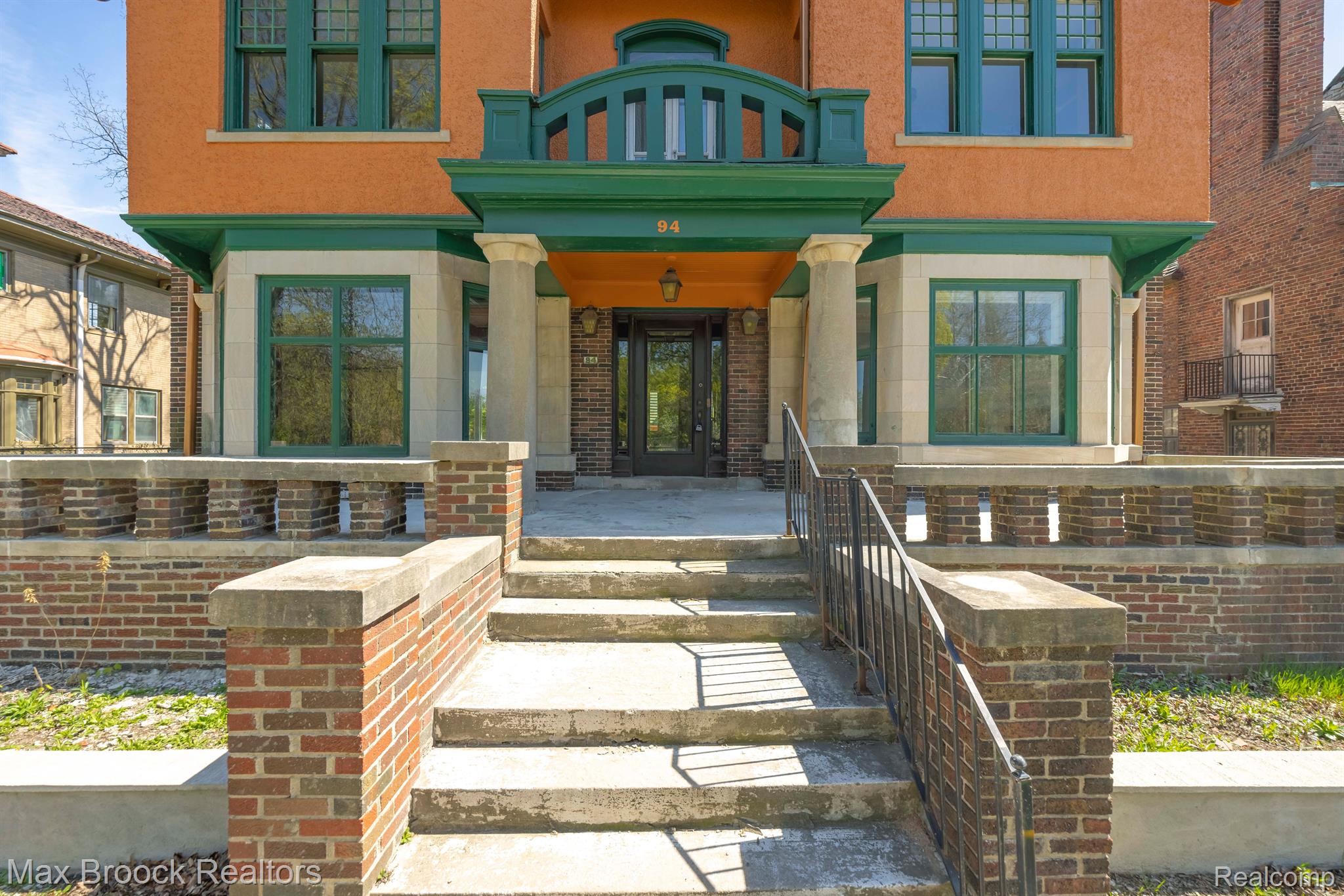 94 E BOSTON Boulevard