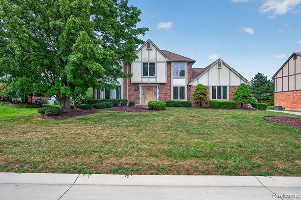752 ENGLEWOOD DR, ROCHESTER HILLS, MI 48309 - Image fadc96d7a3e4dafc4c93adf082b9c55a/763578859
