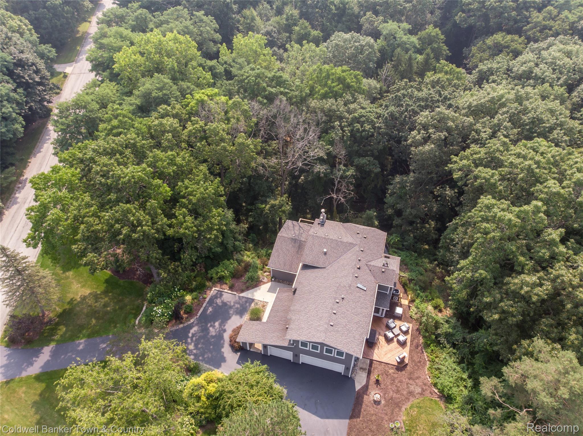 5728 Eggert Place