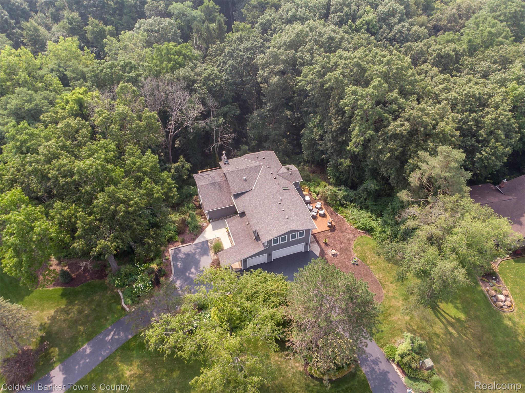 5728 Eggert Place