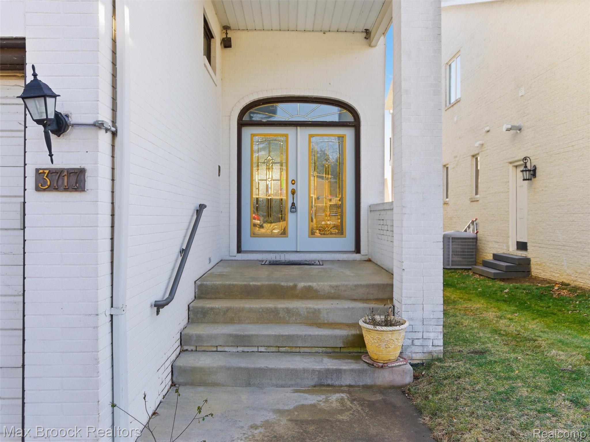 3717 Lake Front Street