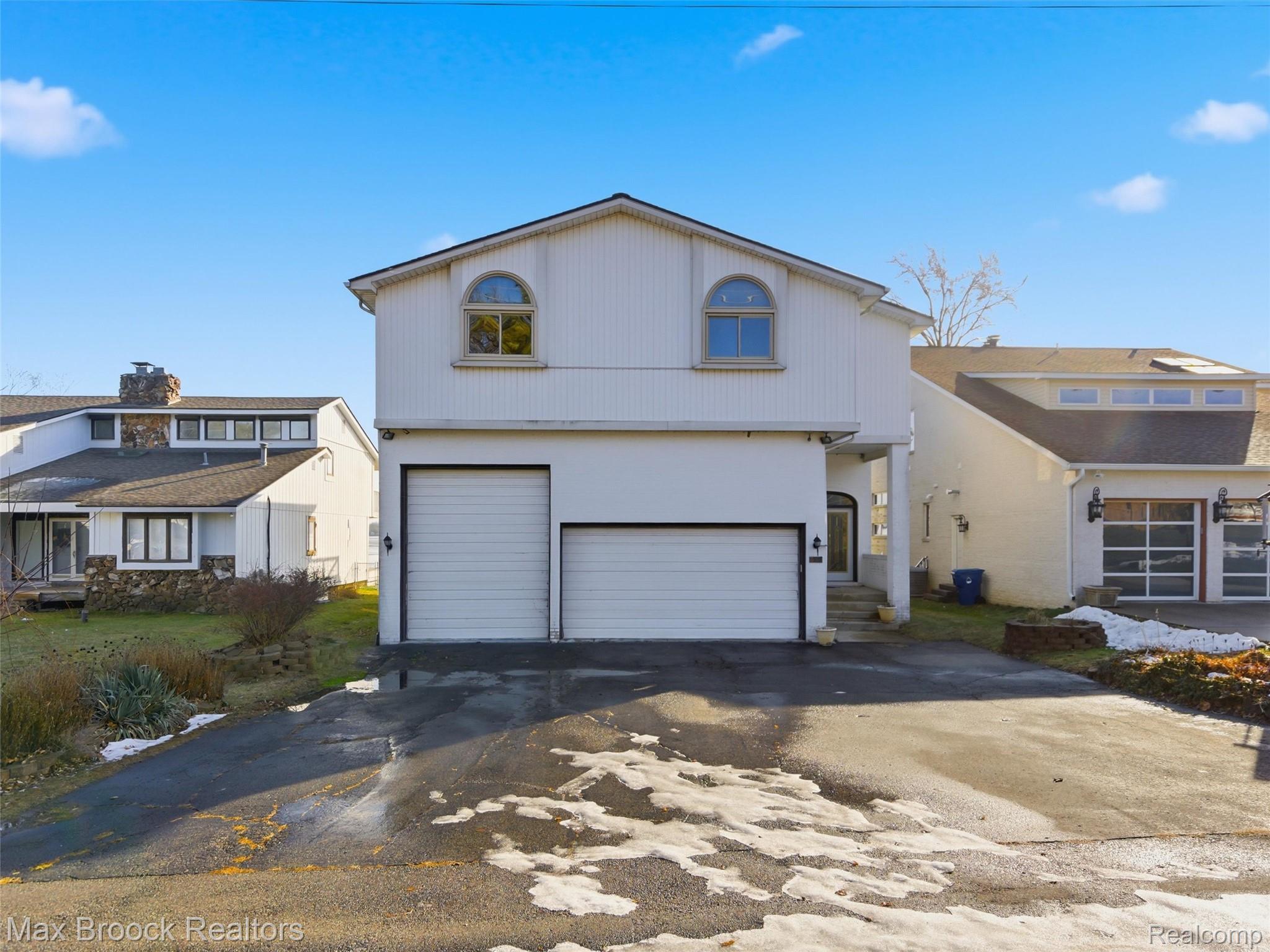 3717 Lake Front Street