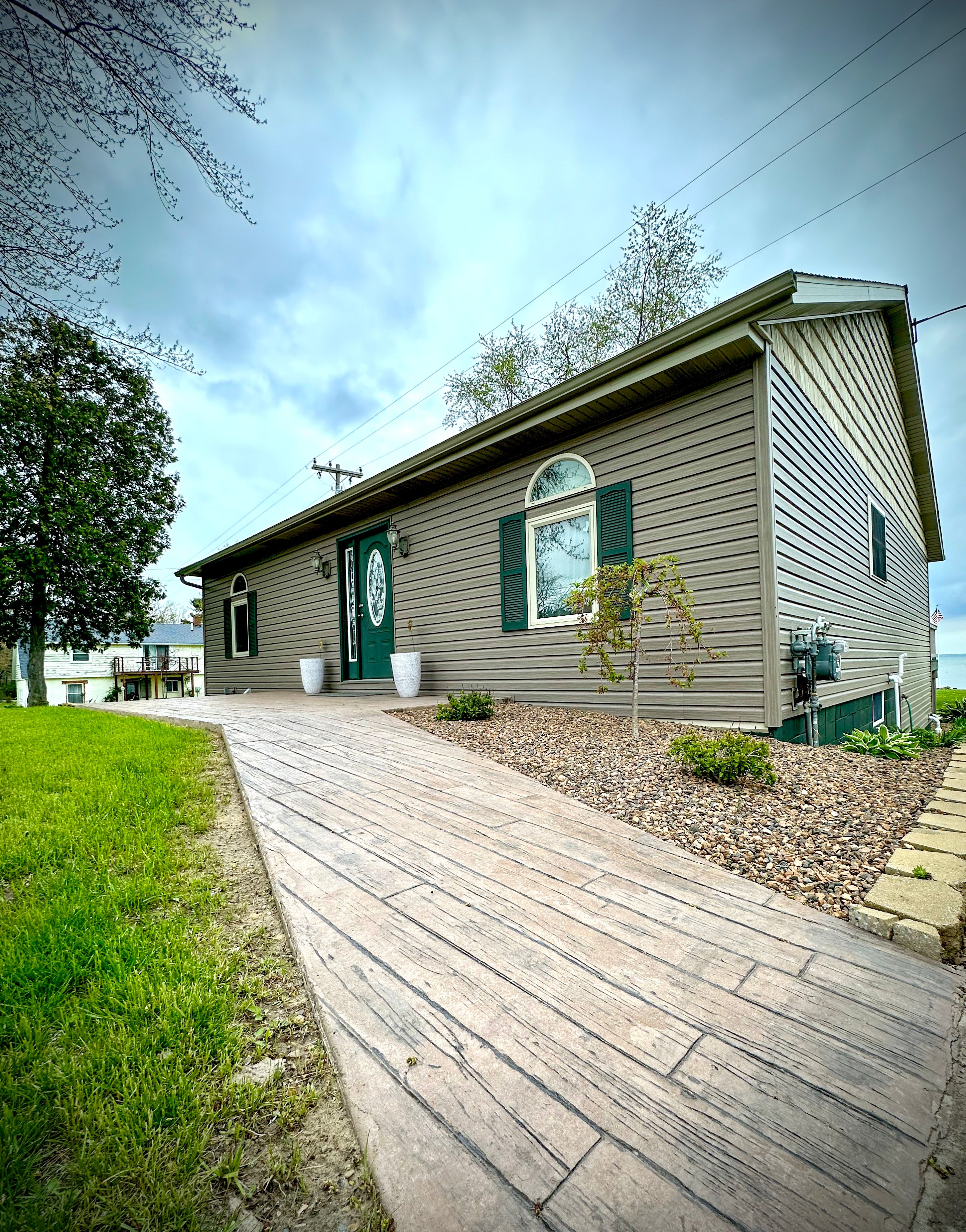 1042 LAKESHORE Road N