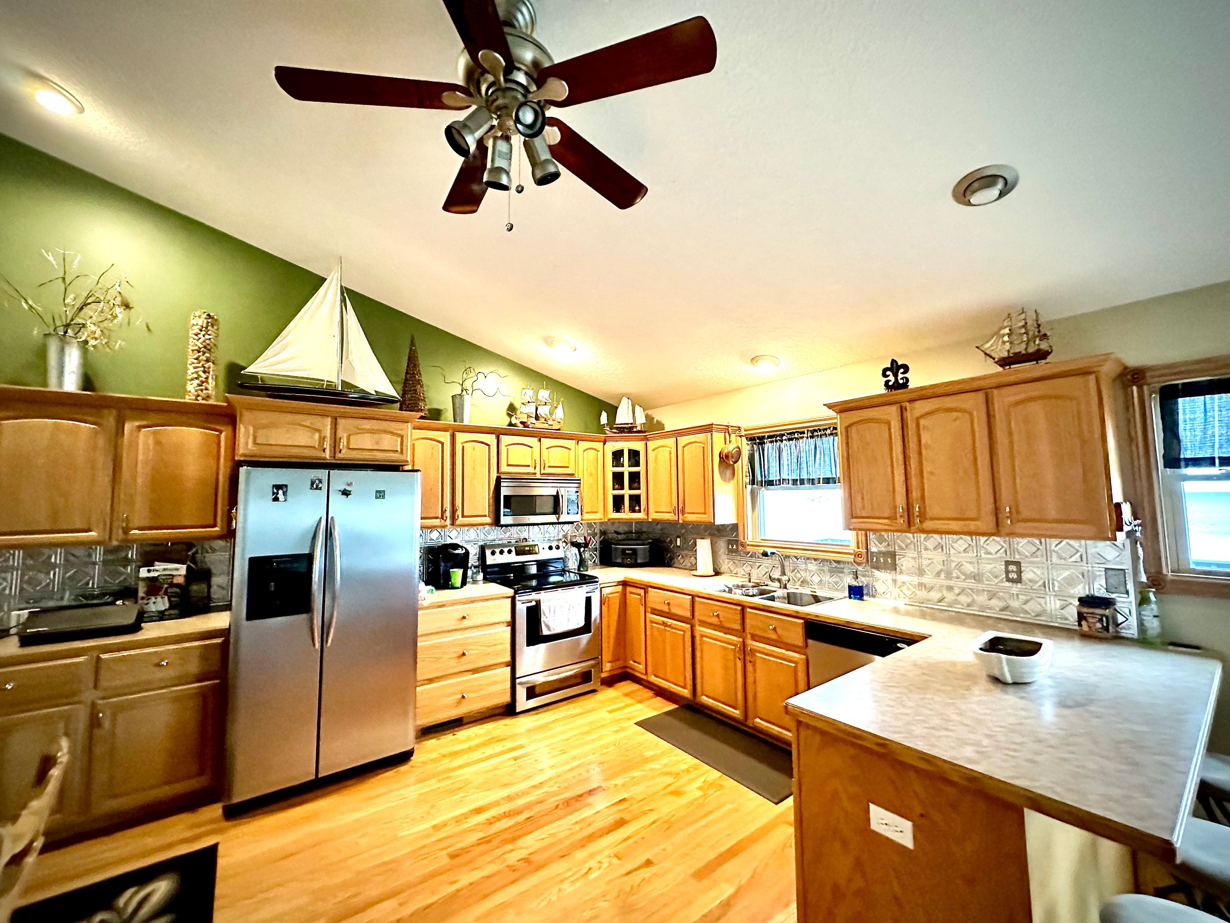 1042 LAKESHORE Road N