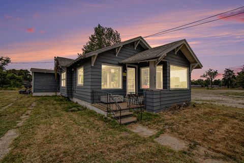 952 Pipestone Benton Harbor City MI 49022