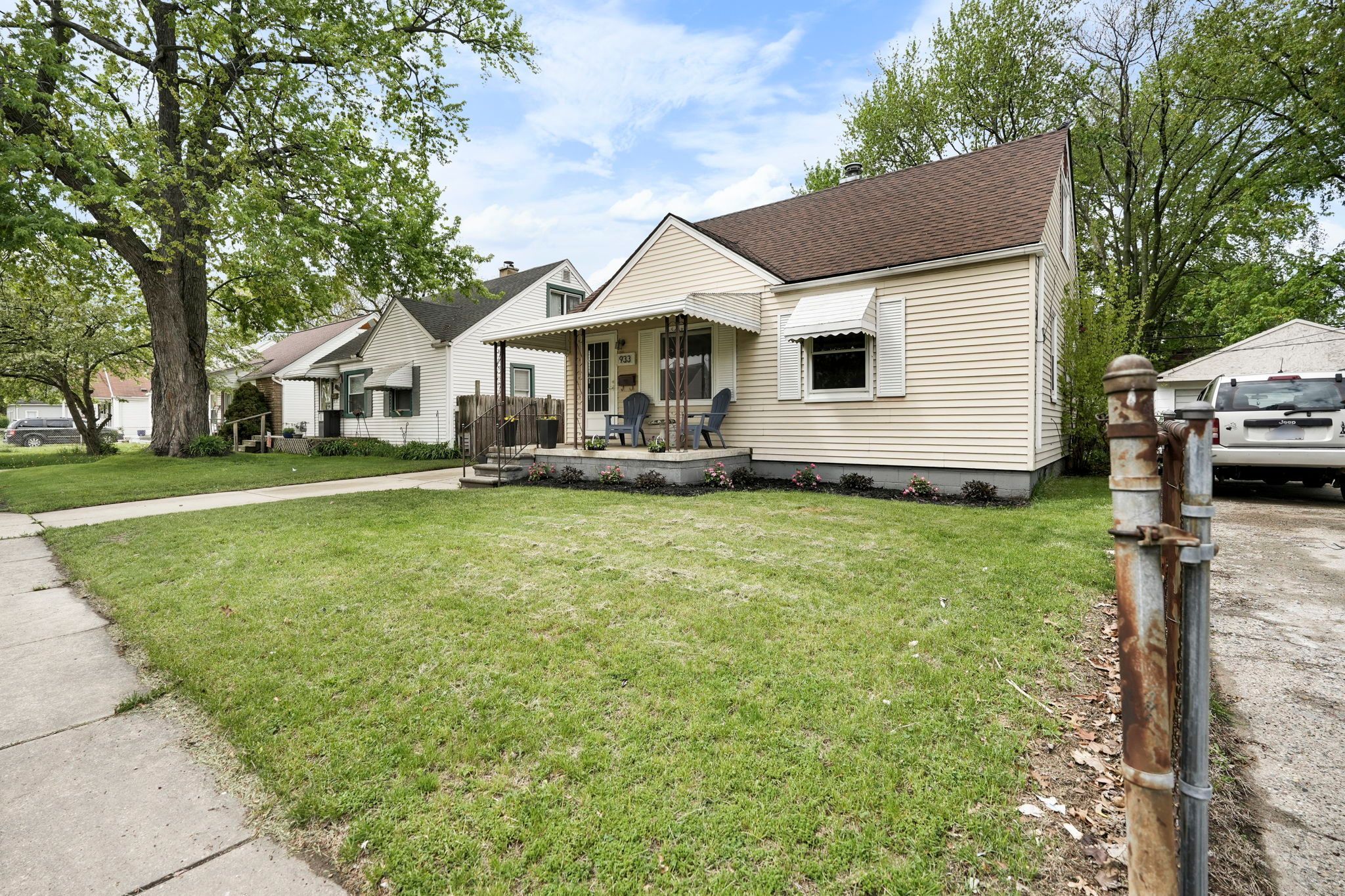 933 E ROWLAND Avenue