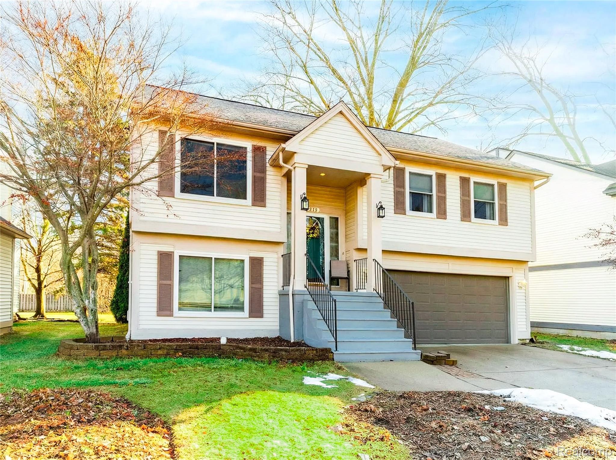 907 Huntclub Boulevard