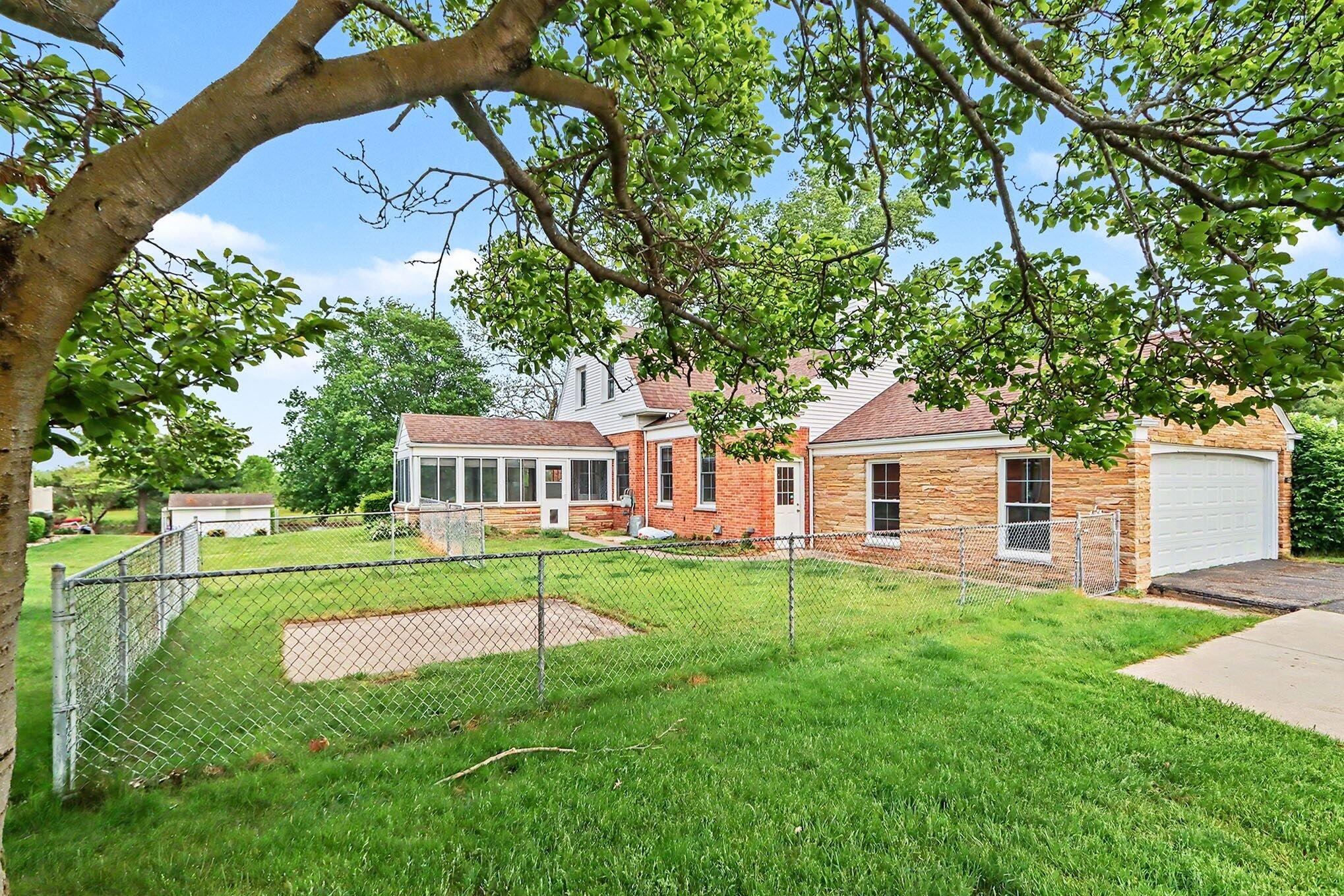 140 Meadowwood Court