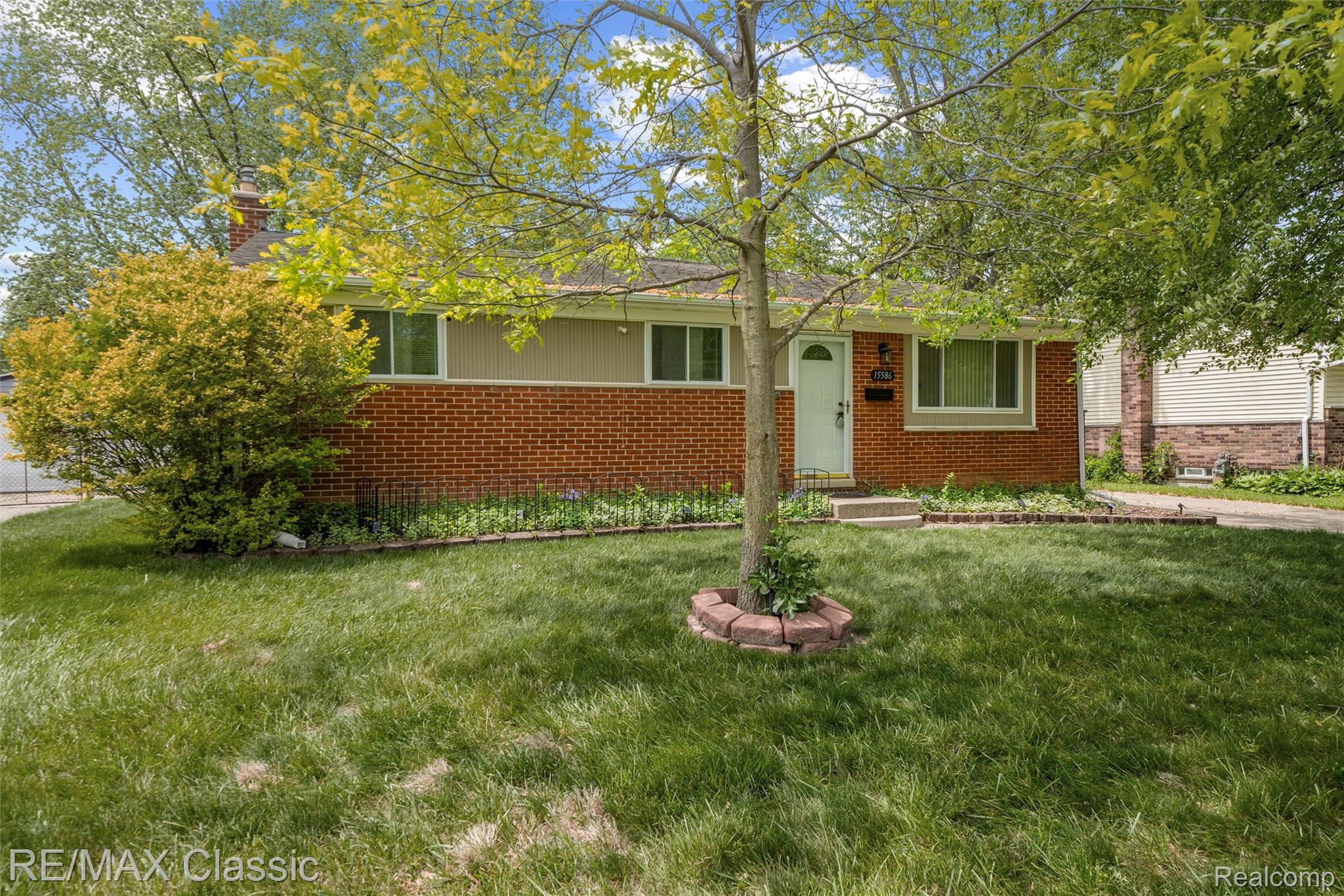 15586 Oakbrook Street