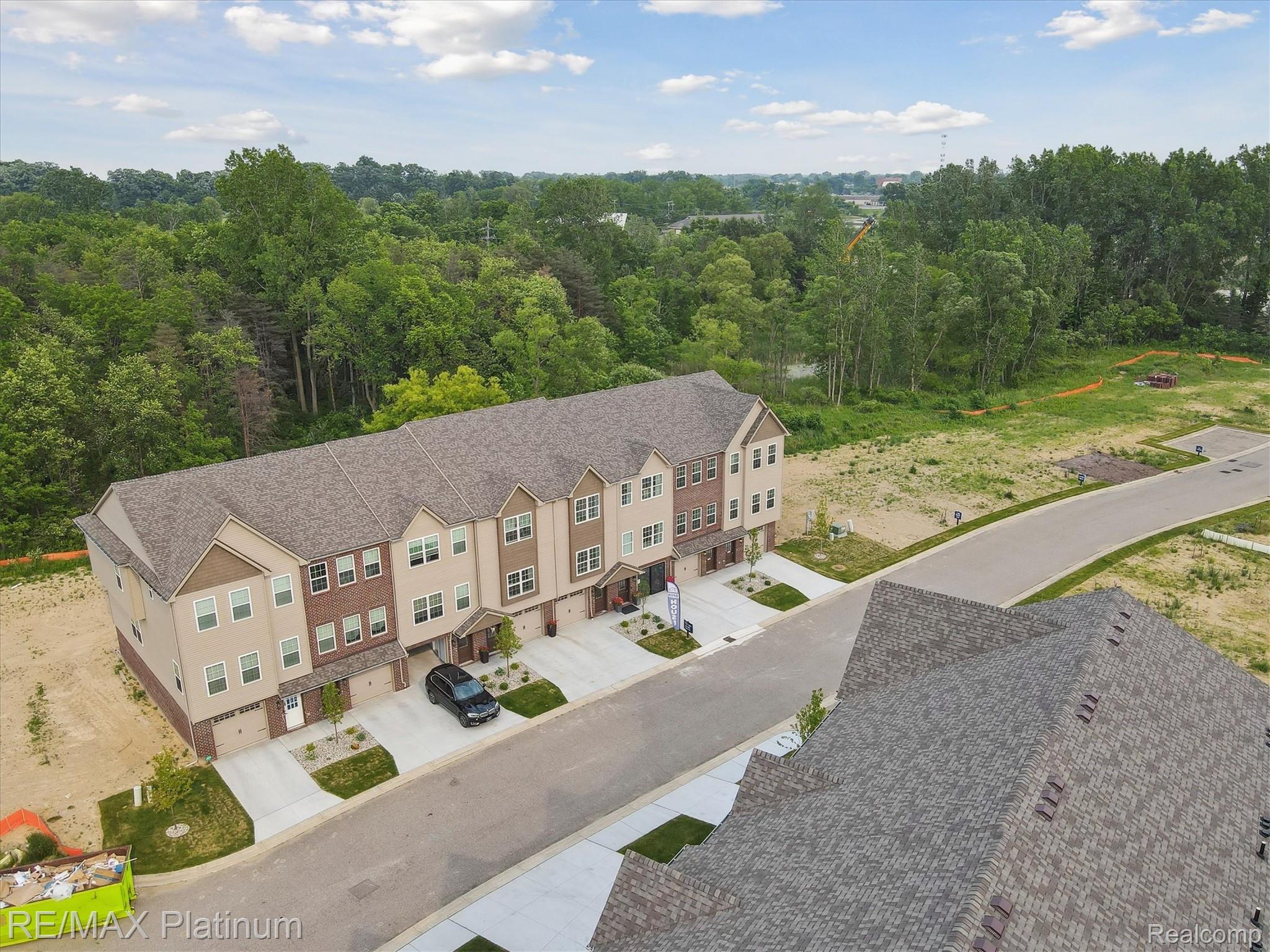 1664 Pinecroft Lane