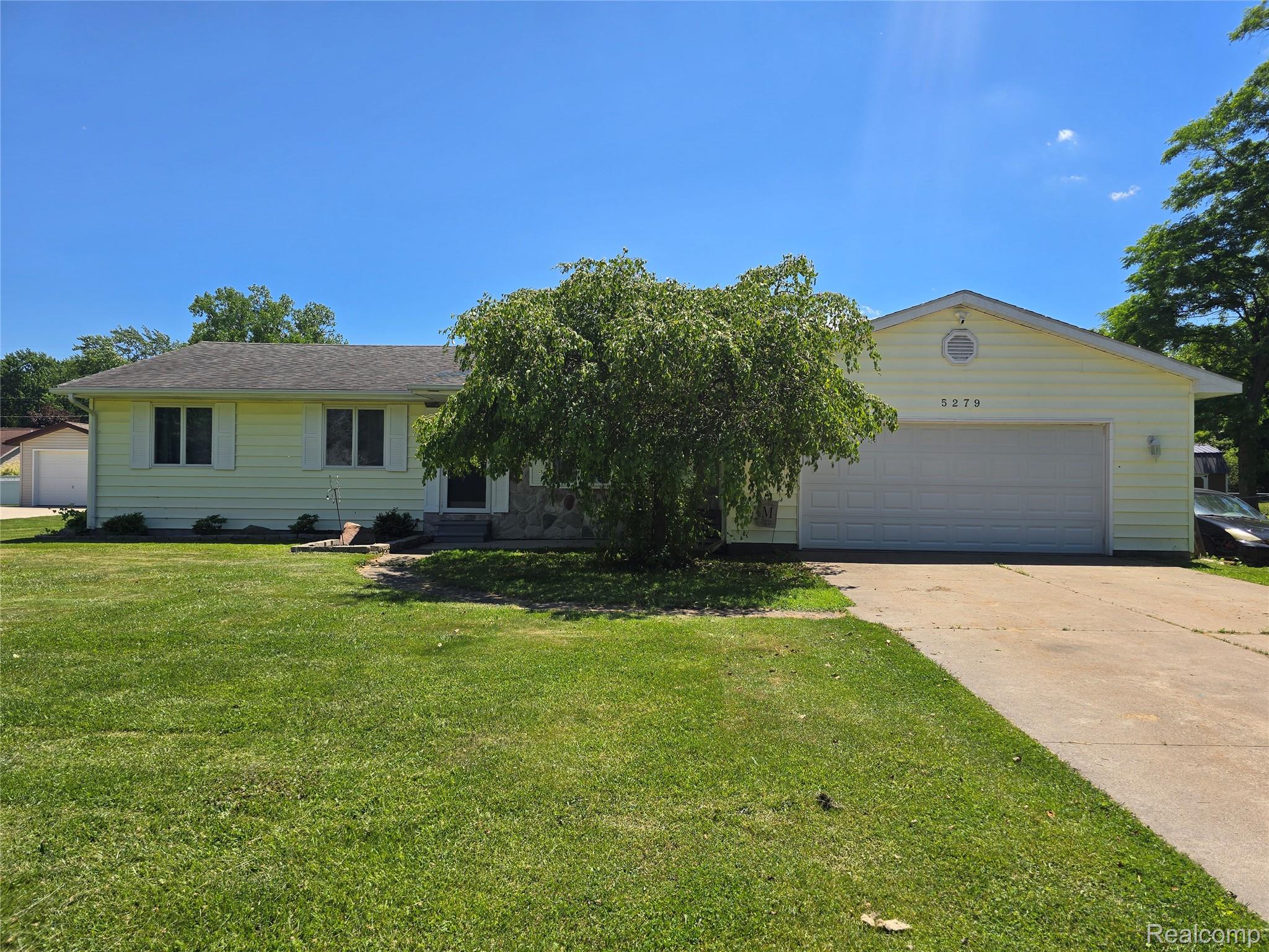 5279 Robinwood Drive