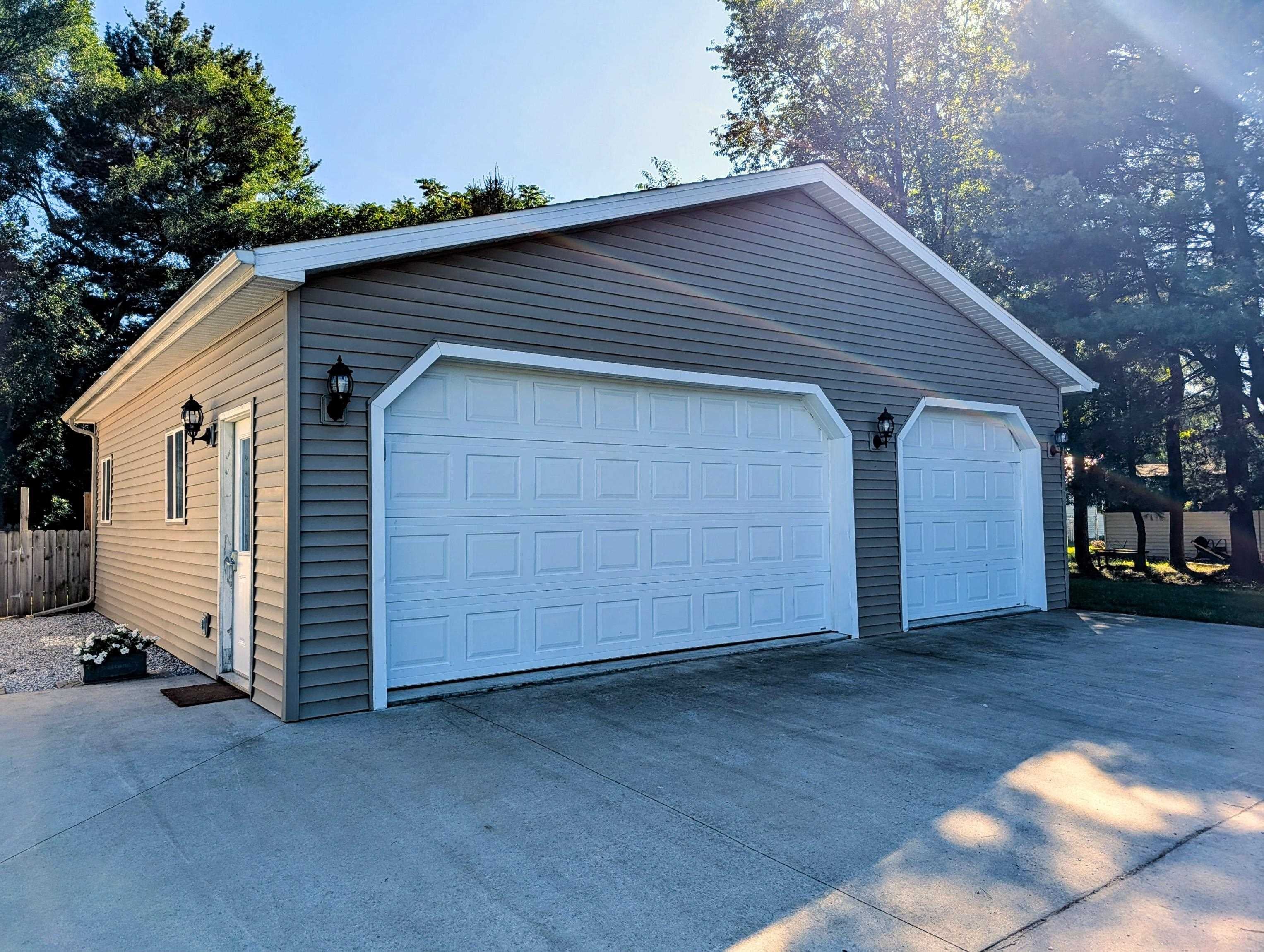 903 W Deer Road
