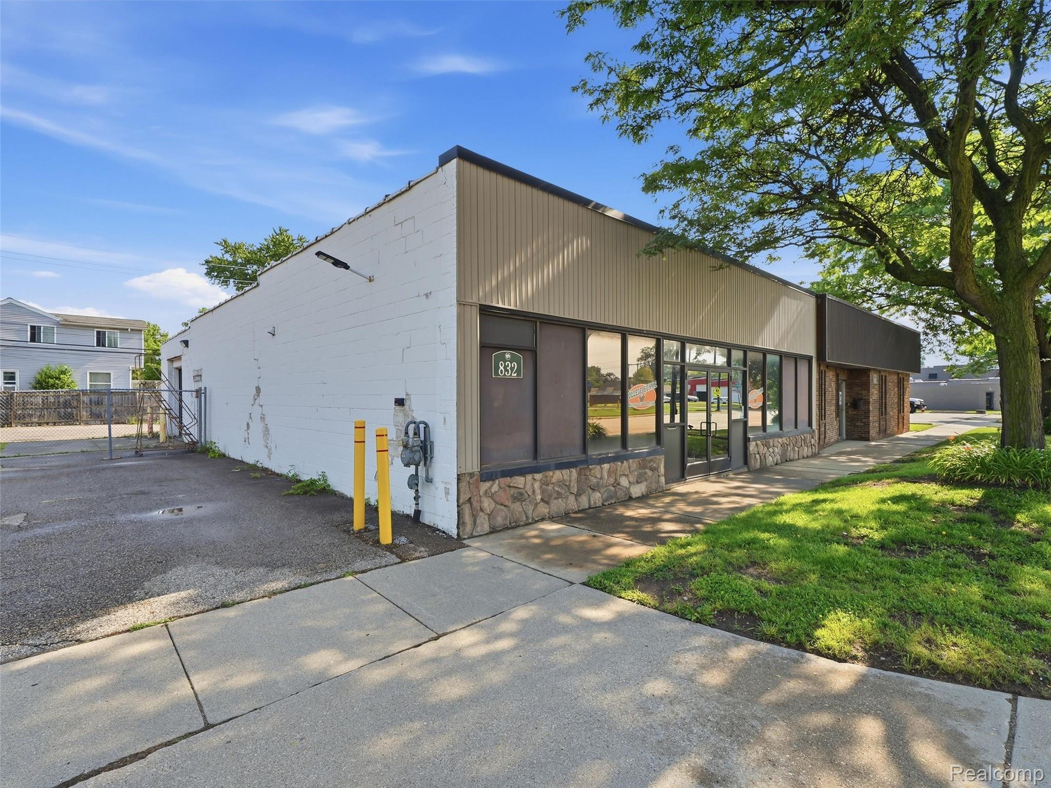 832 W 11 Mile Road