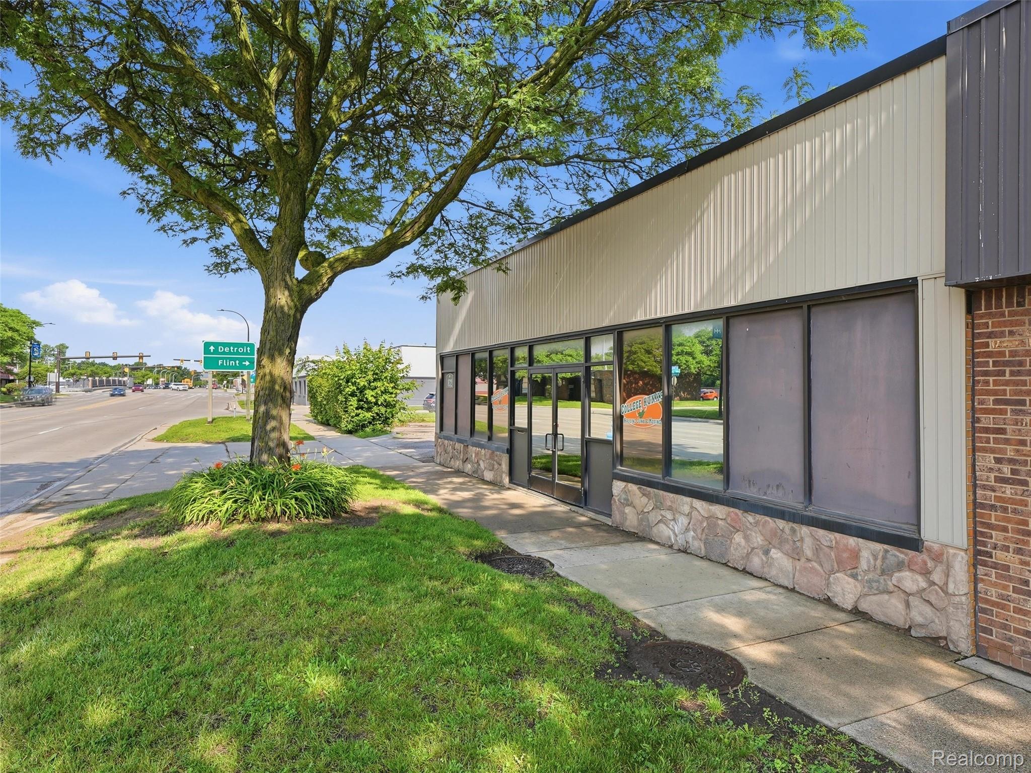 832 W 11 Mile Road