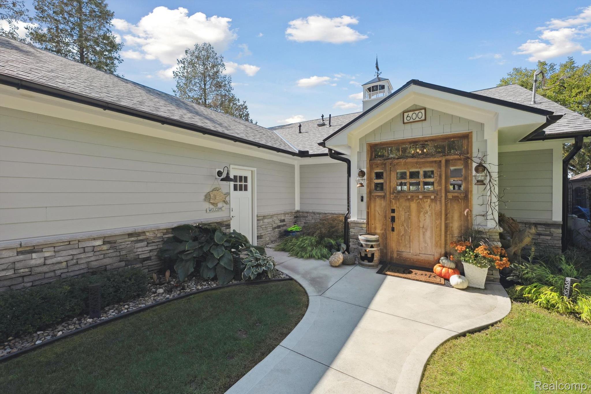 600 Black Oaks Trail