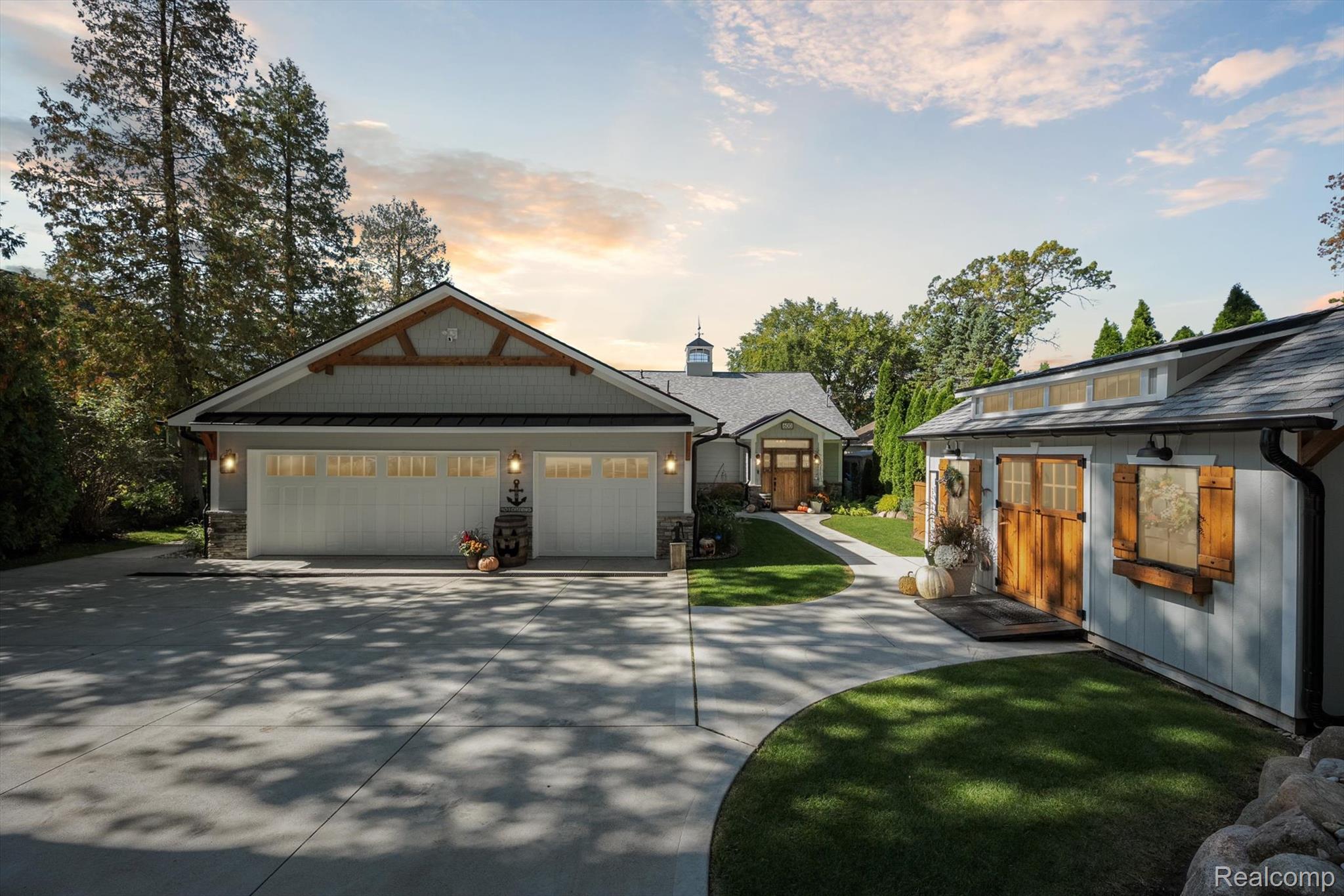600 Black Oaks Trail
