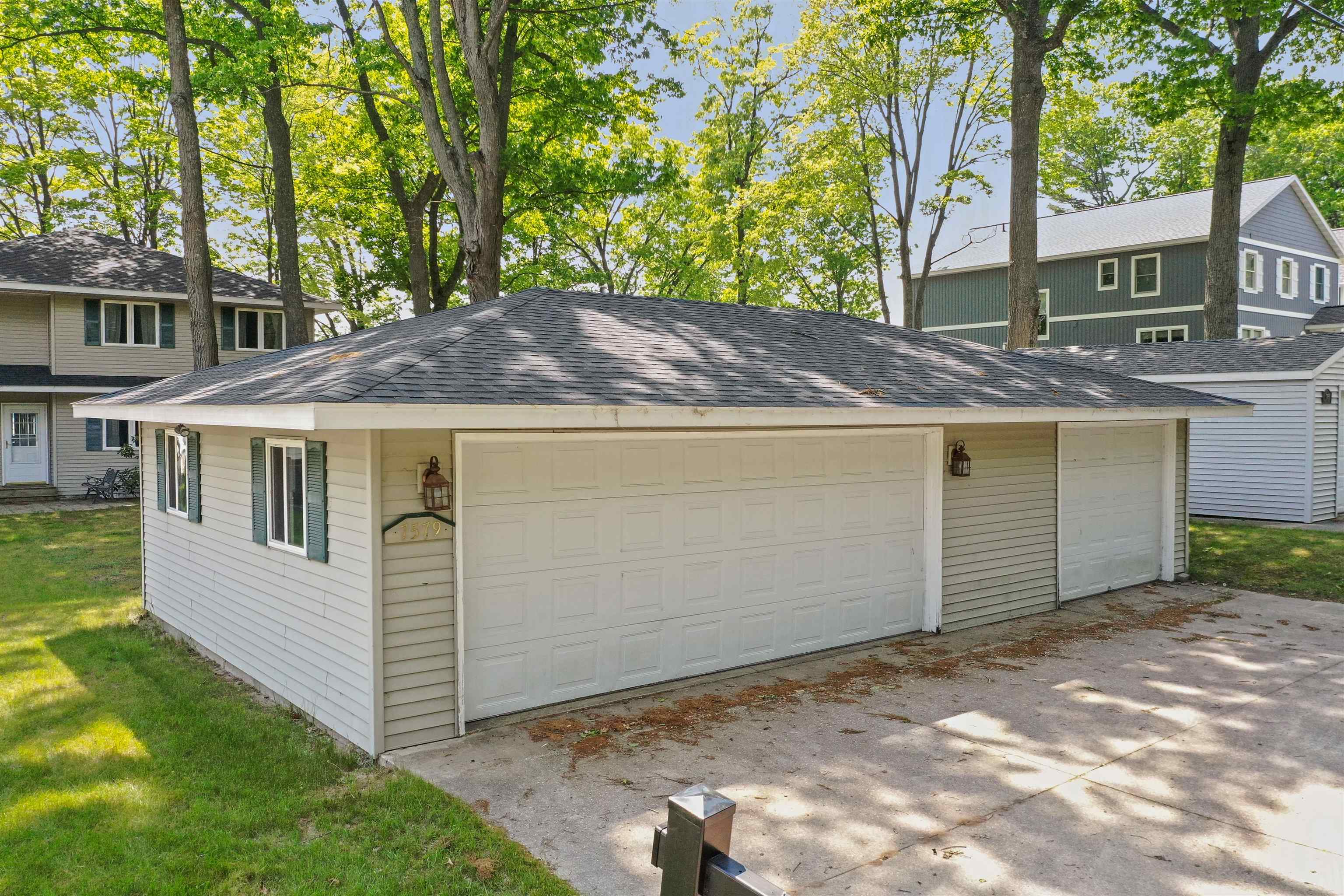 7579 W White Birch