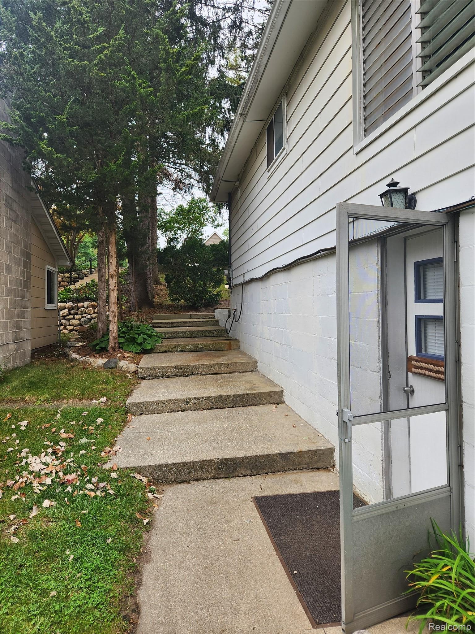 8463 Hillpoint Drive