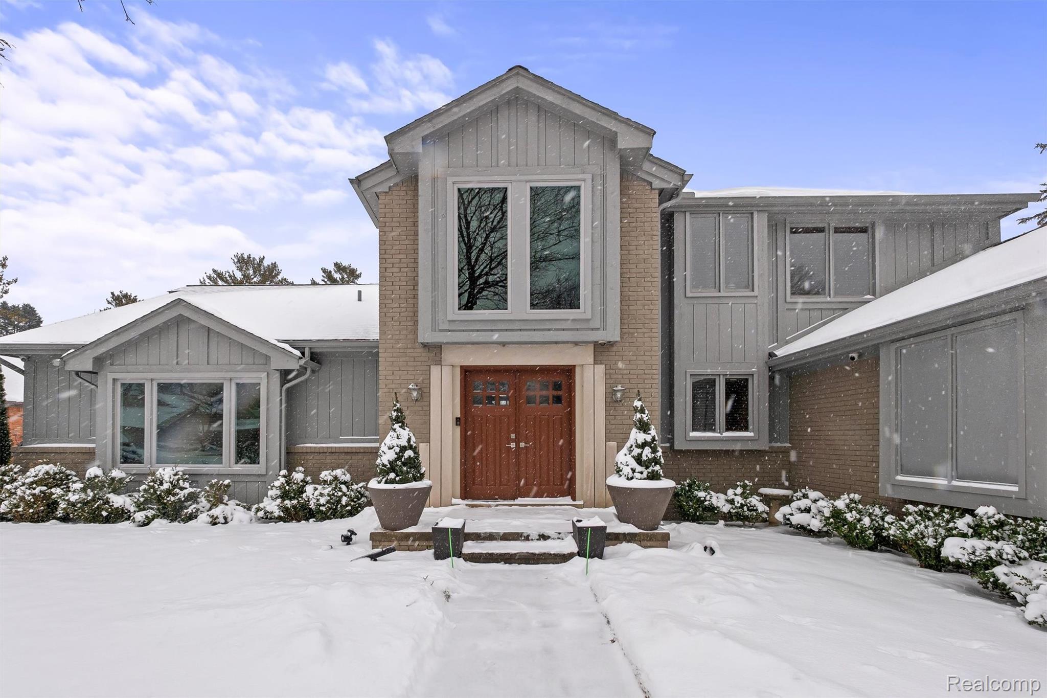 4926 Oak River Drive