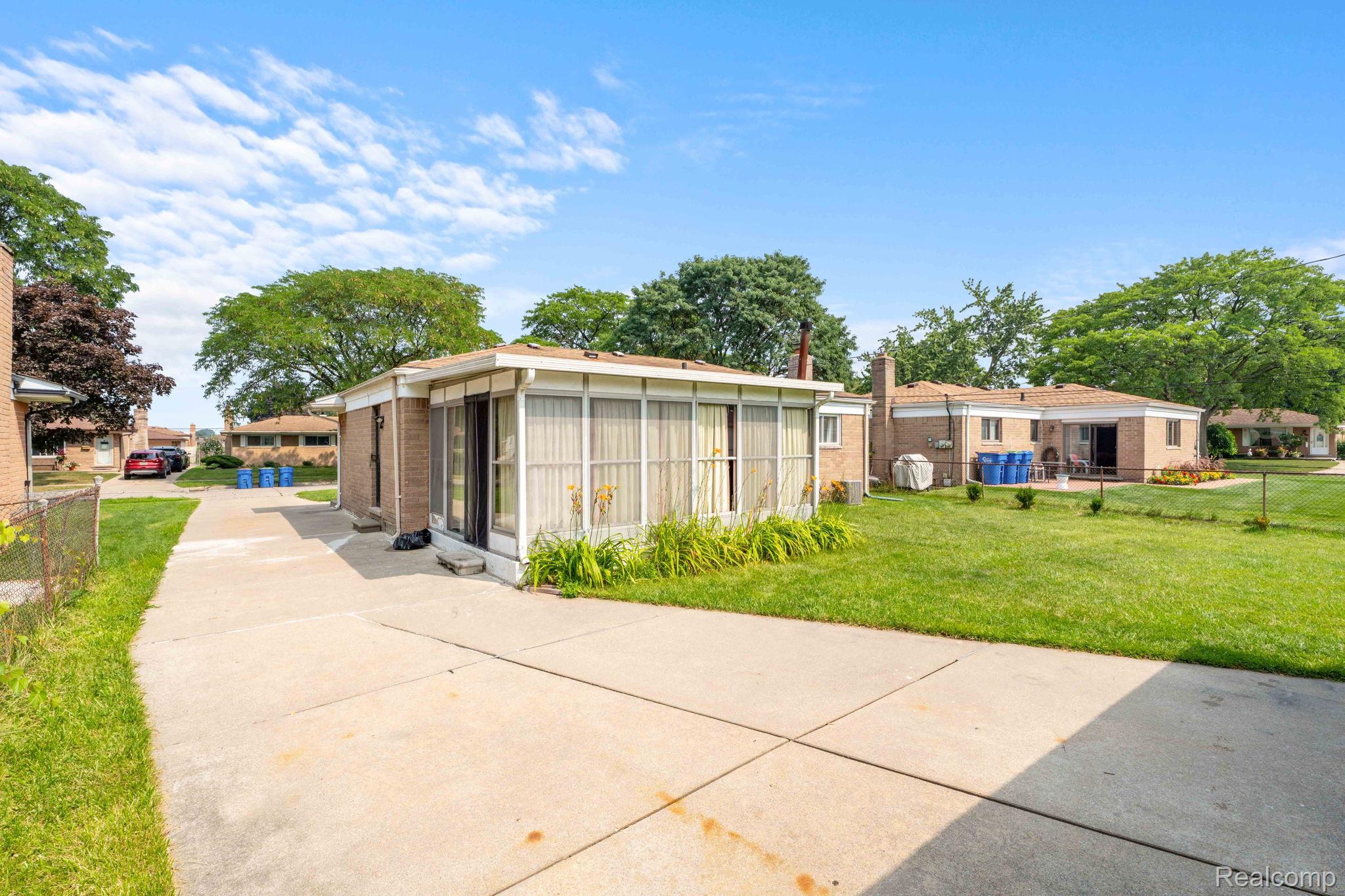 Warren City, Michigan 48092, United States, 3 Bedrooms Bedrooms, ,2 BathroomsBathrooms,Residential,Pending,183028