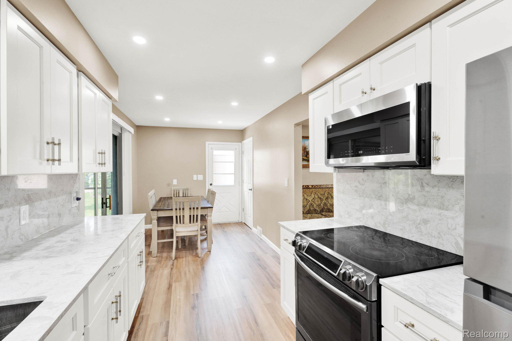 Warren City, Michigan 48092, United States, 3 Bedrooms Bedrooms, ,2 BathroomsBathrooms,Residential,Pending,183028