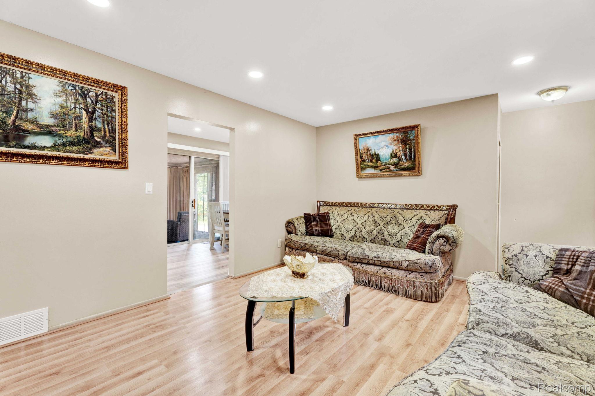 Warren City, Michigan 48092, United States, 3 Bedrooms Bedrooms, ,2 BathroomsBathrooms,Residential,Pending,183028