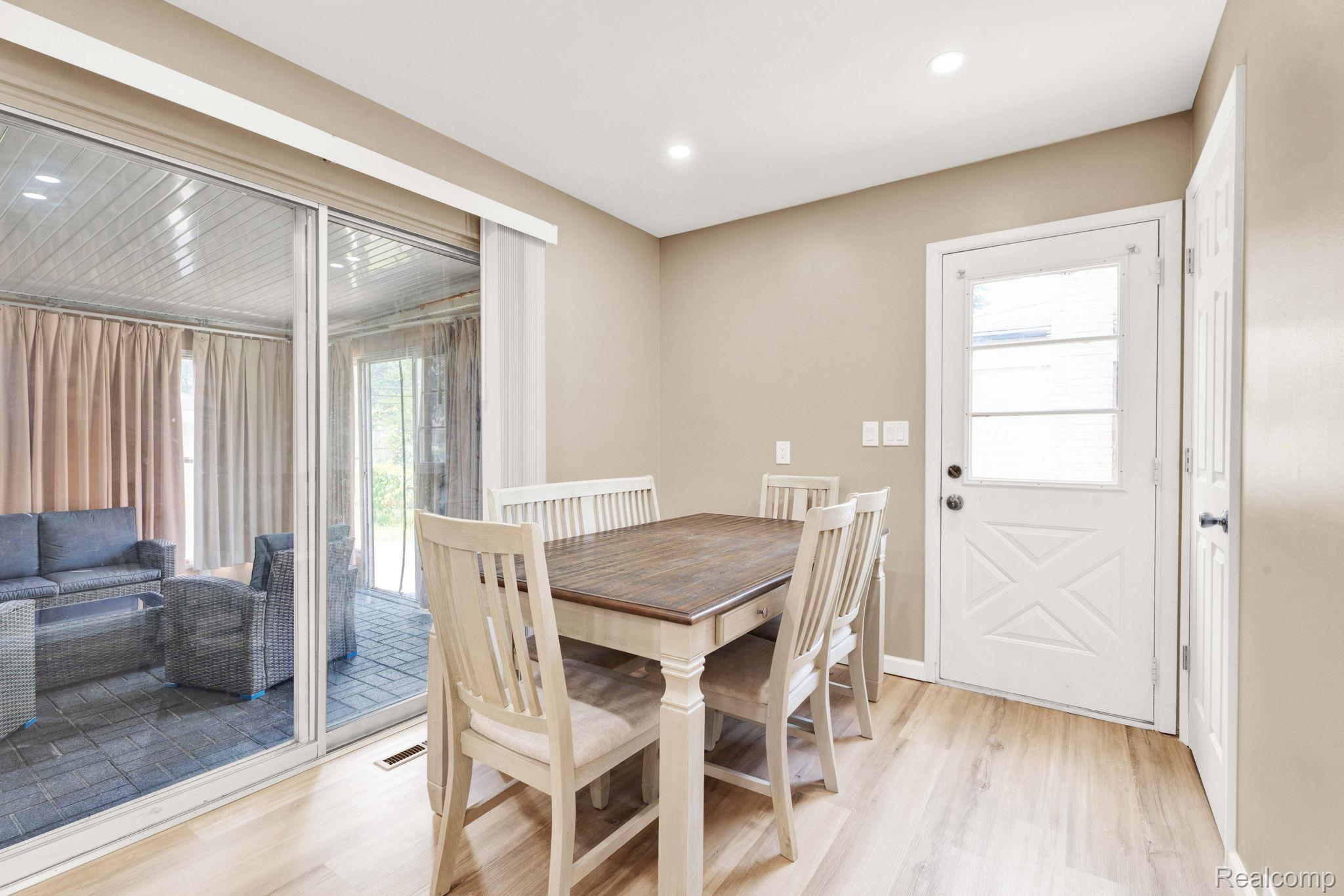 Warren City, Michigan 48092, United States, 3 Bedrooms Bedrooms, ,2 BathroomsBathrooms,Residential,Pending,183028