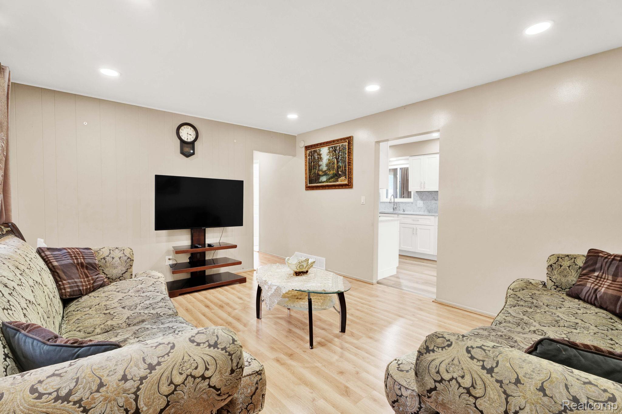 Warren City, Michigan 48092, United States, 3 Bedrooms Bedrooms, ,2 BathroomsBathrooms,Residential,Pending,183028