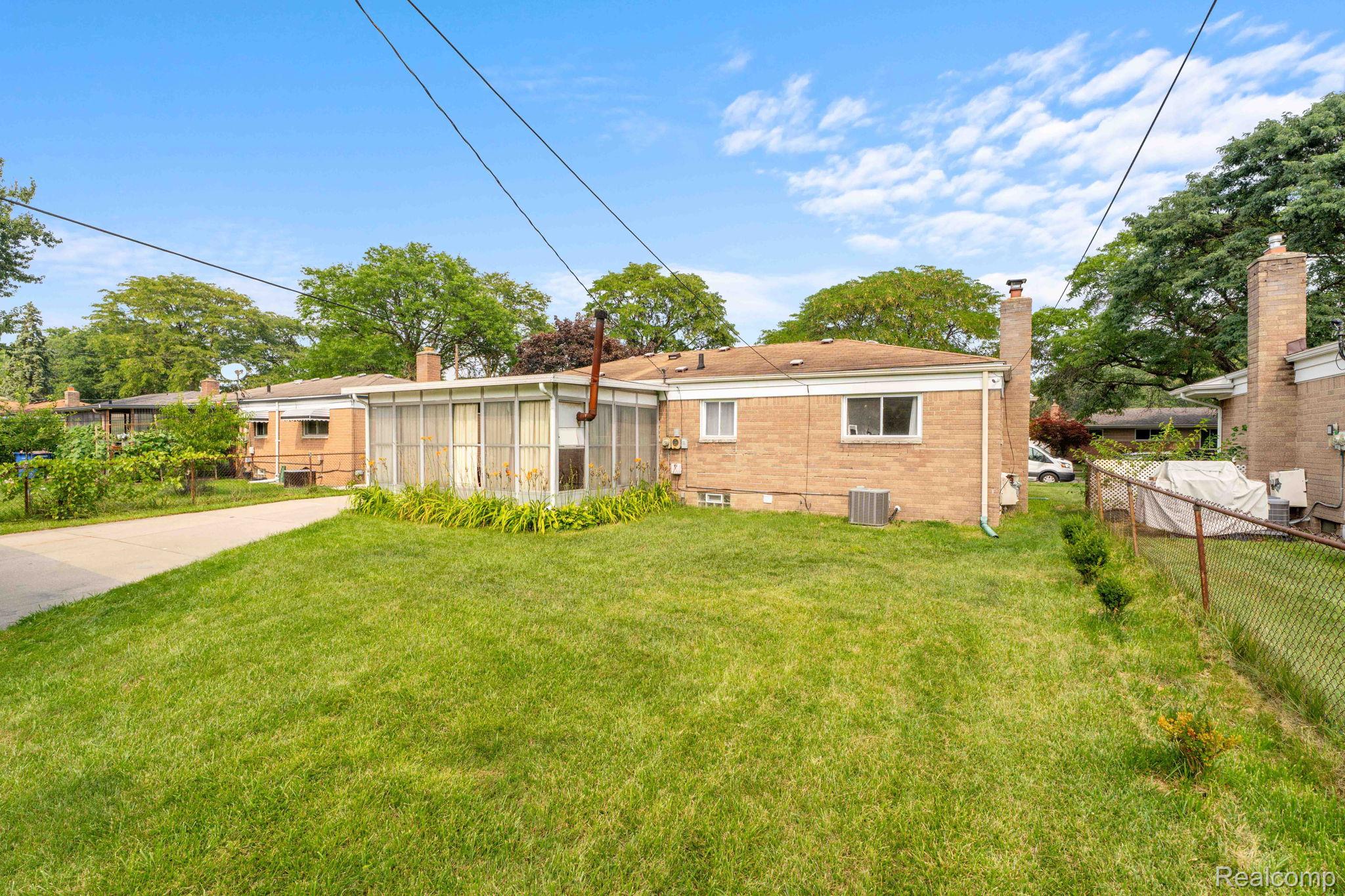 Warren City, Michigan 48092, United States, 3 Bedrooms Bedrooms, ,2 BathroomsBathrooms,Residential,Pending,183028