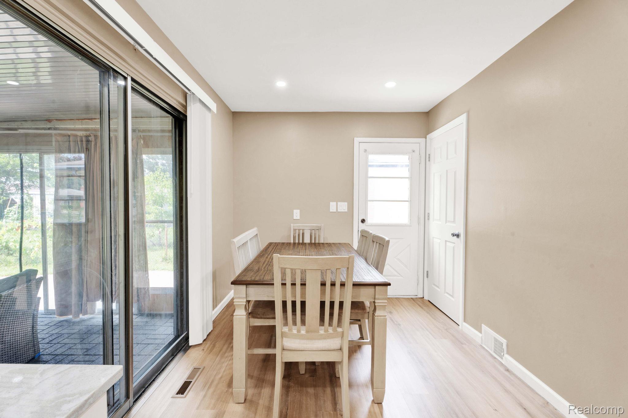 Warren City, Michigan 48092, United States, 3 Bedrooms Bedrooms, ,2 BathroomsBathrooms,Residential,Pending,183028