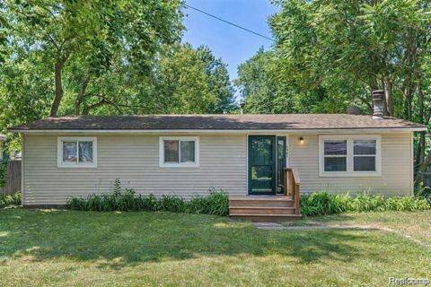 4901 Lake Grove Drive White Lake Charter Township MI 48383