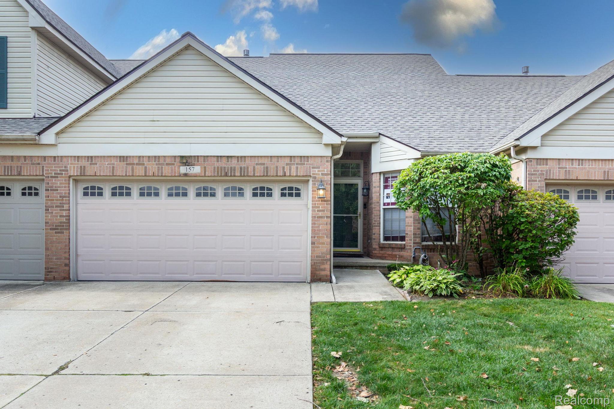 Westland City, Michigan 48185, United States, 2 Bedrooms Bedrooms, ,3 BathroomsBathrooms,Residential,Pending,191356