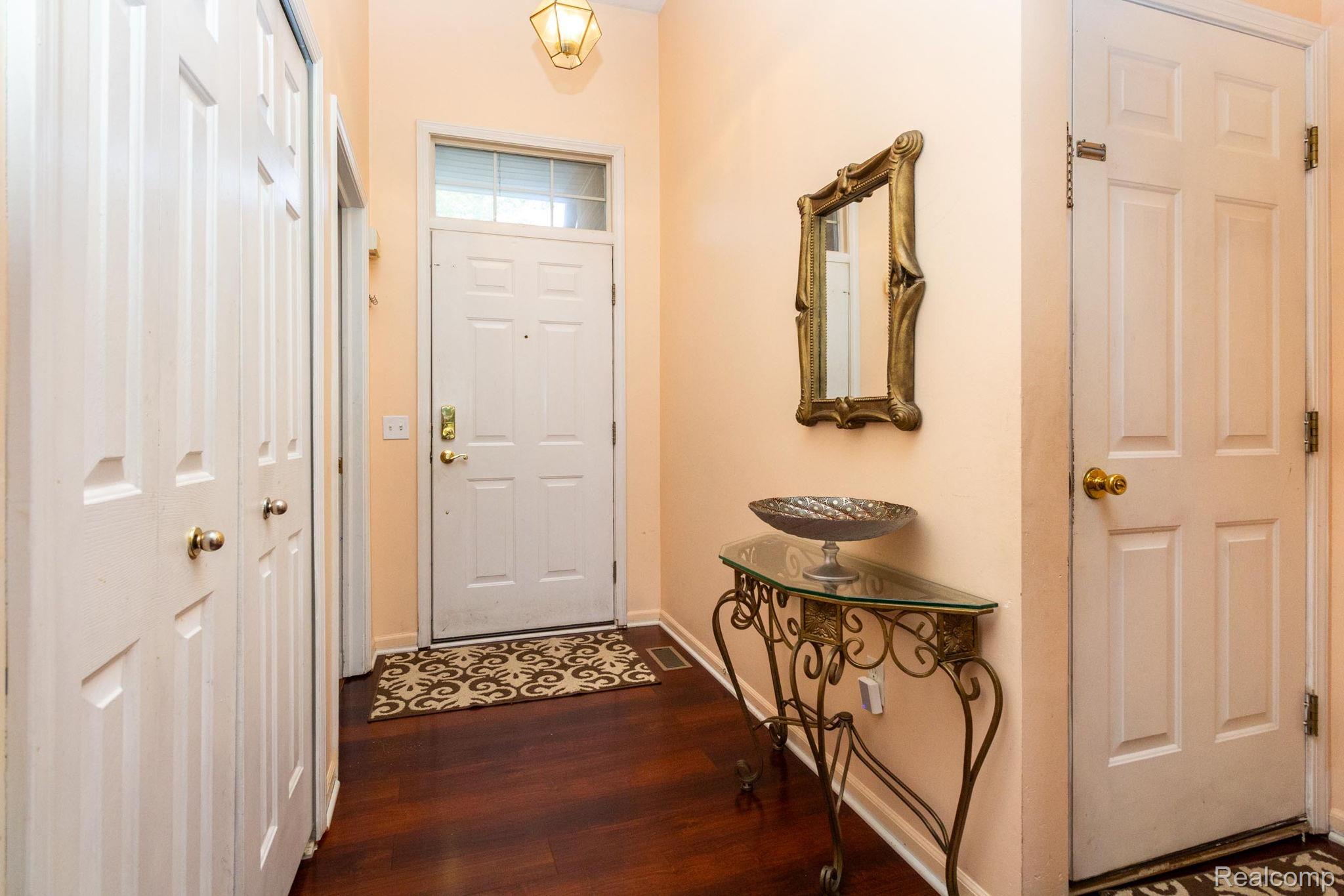 Westland City, Michigan 48185, United States, 2 Bedrooms Bedrooms, ,3 BathroomsBathrooms,Residential,Pending,191356