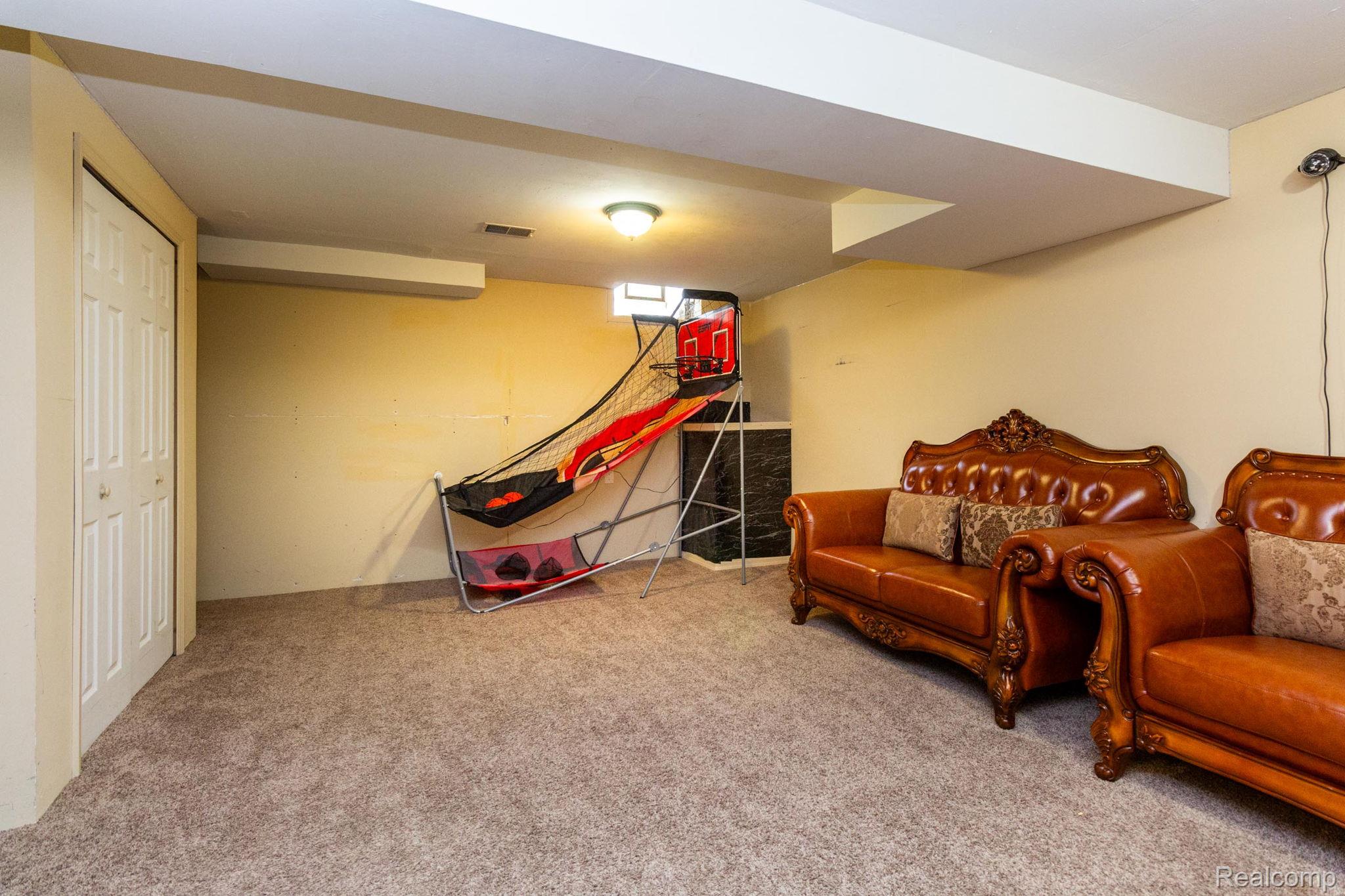 Westland City, Michigan 48185, United States, 2 Bedrooms Bedrooms, ,3 BathroomsBathrooms,Residential,Pending,191356