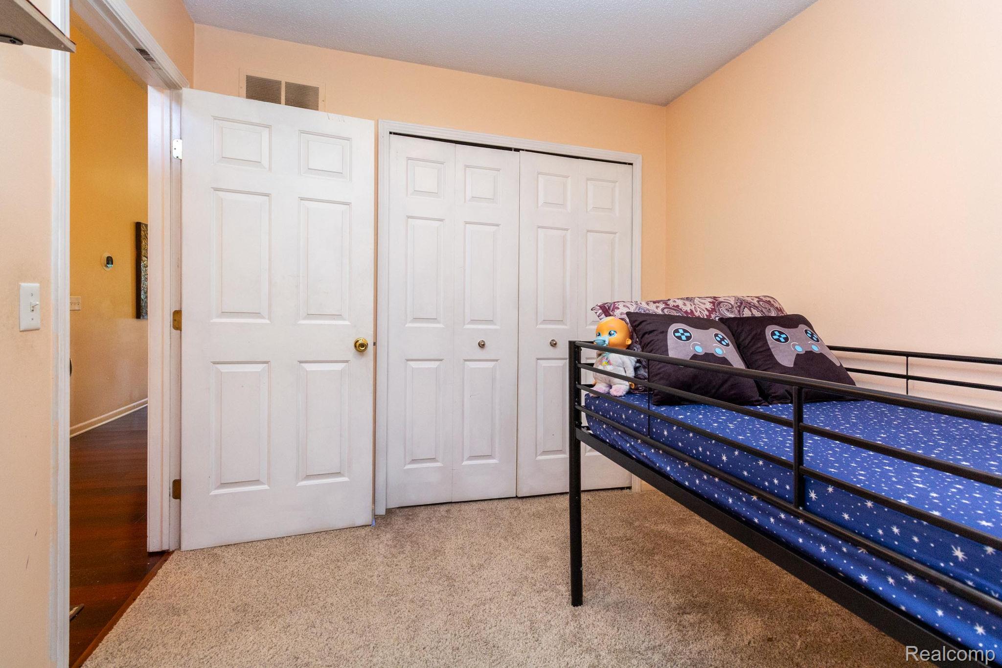 Westland City, Michigan 48185, United States, 2 Bedrooms Bedrooms, ,3 BathroomsBathrooms,Residential,Pending,191356