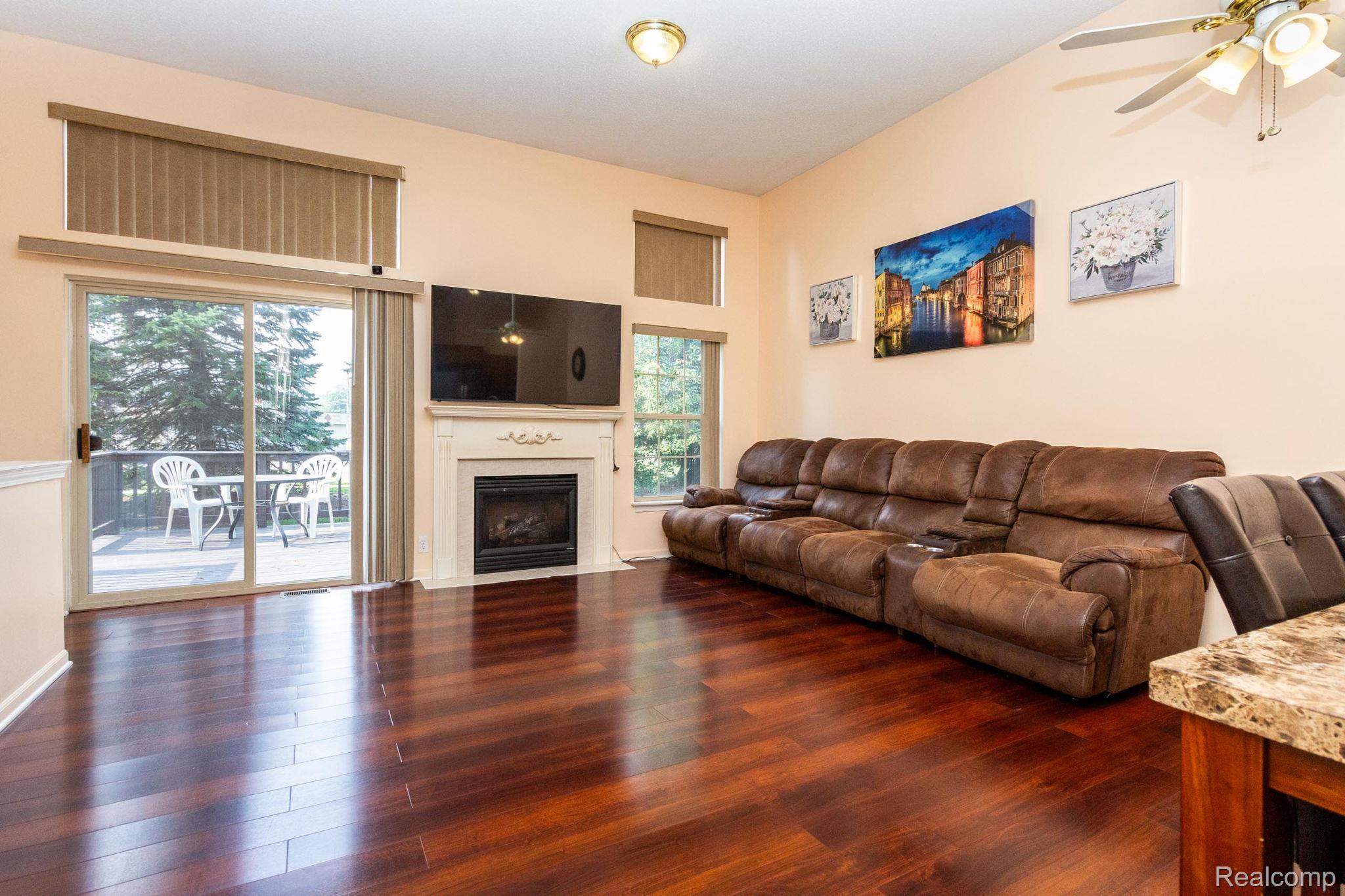 Westland City, Michigan 48185, United States, 2 Bedrooms Bedrooms, ,3 BathroomsBathrooms,Residential,Pending,191356