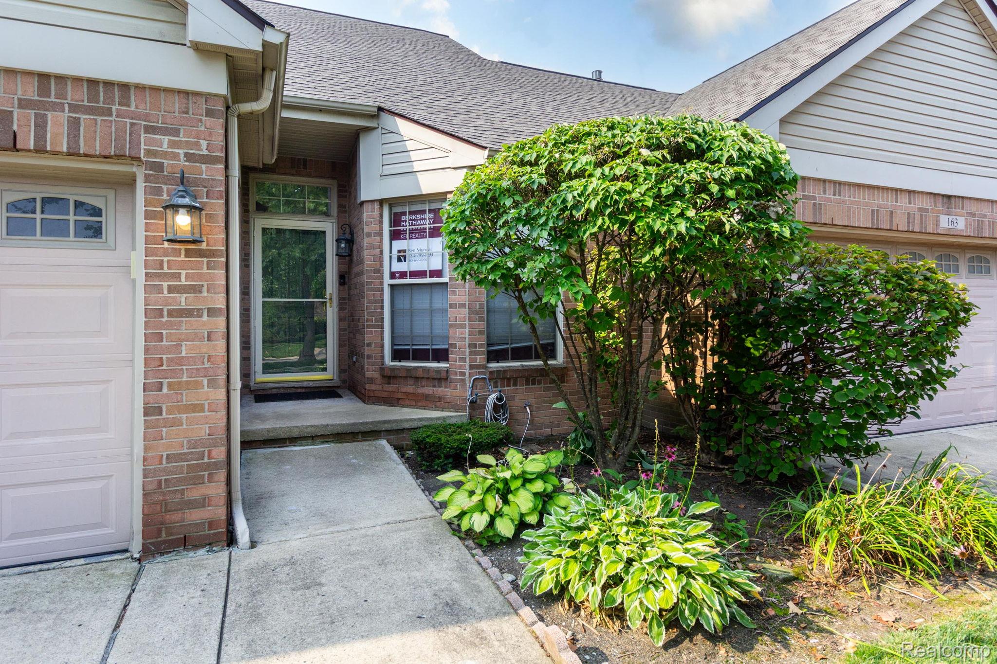 Westland City, Michigan 48185, United States, 2 Bedrooms Bedrooms, ,3 BathroomsBathrooms,Residential,Pending,191356