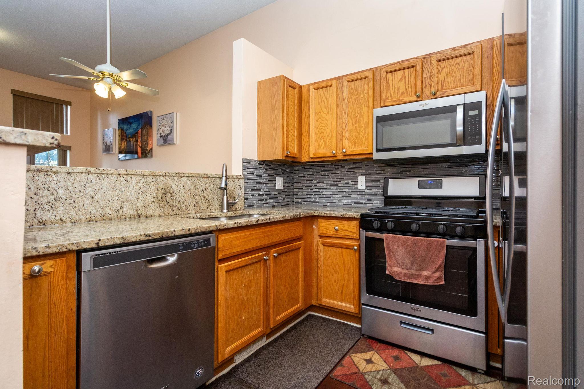 Westland City, Michigan 48185, United States, 2 Bedrooms Bedrooms, ,3 BathroomsBathrooms,Residential,Pending,191356