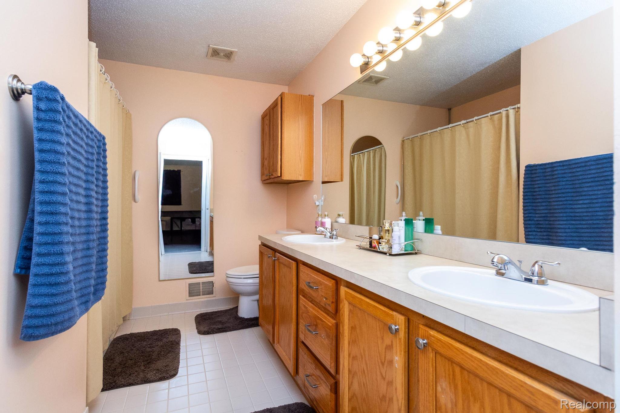 Westland City, Michigan 48185, United States, 2 Bedrooms Bedrooms, ,3 BathroomsBathrooms,Residential,Pending,191356